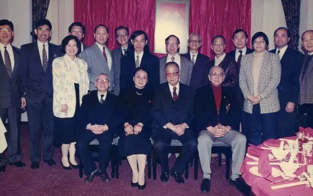 1992年4月7日，拜师仪式在温哥华佳宁娜酒家举行